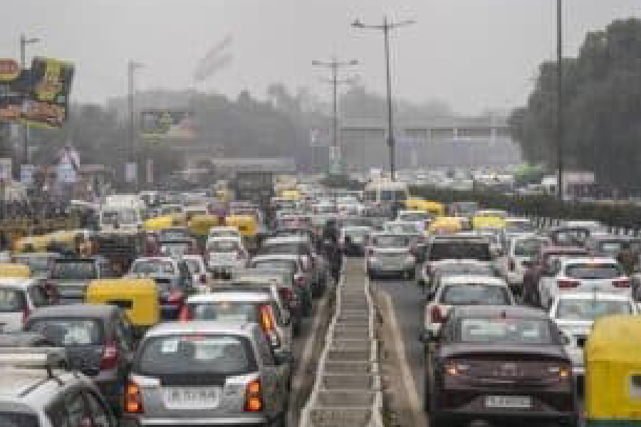 Toxic levels rise in Delhi air, experts warn of respiratory issues